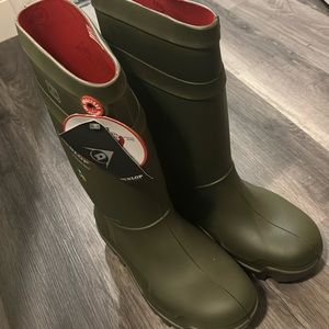 Dunlop steel toe work boots.